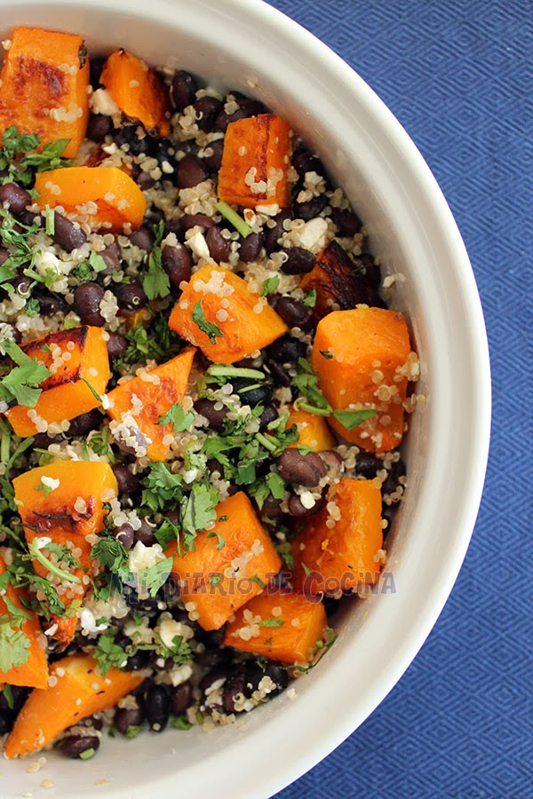 Ensalada de porotos negros, zapallo, quinoa y queso feta