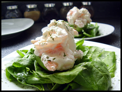 Entrada de palta (aguacate) con camarones y espinaca