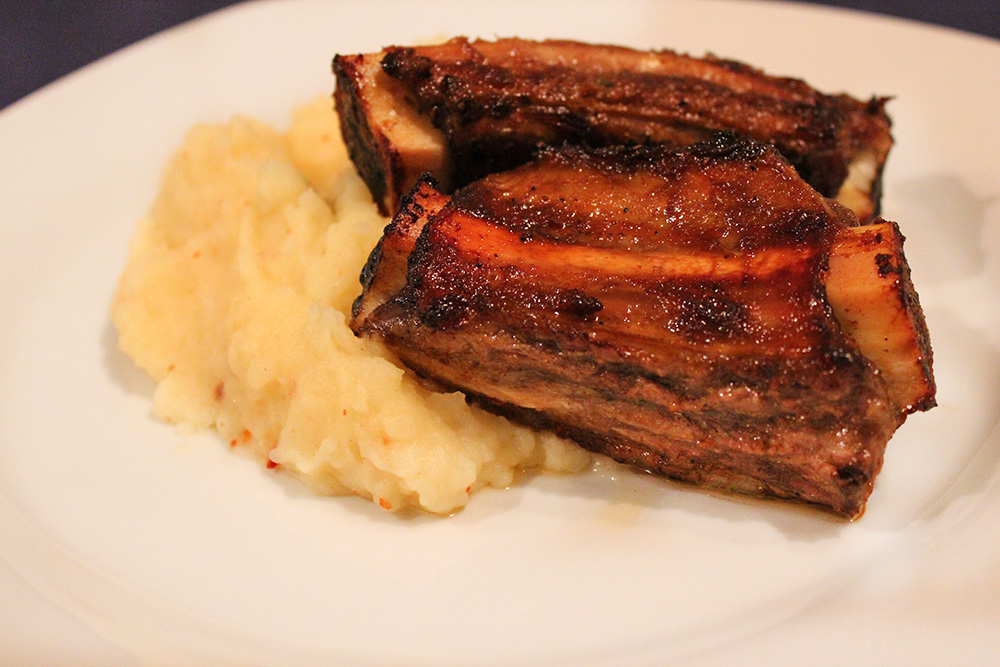 Costillar de cerdo con puré picante Costillar de cerdo con puré picante
