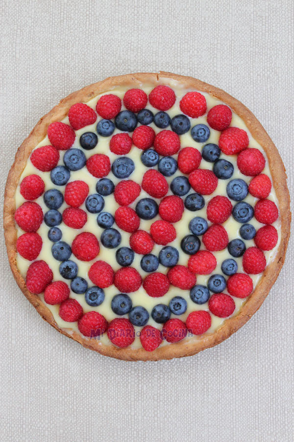 Tarta con crema pastelera, chocolate blanco y berries