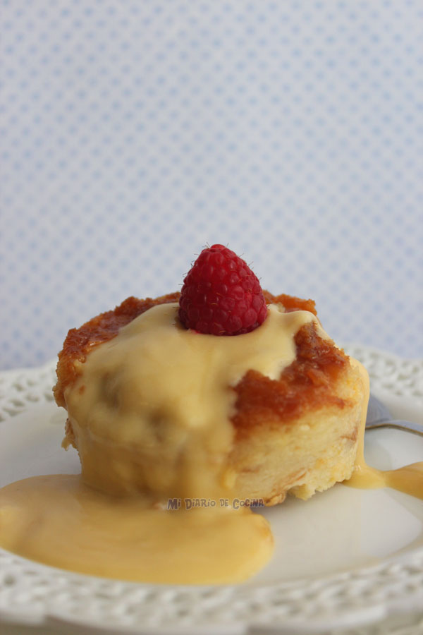 Budín de pan con caramelo y crema inglesa