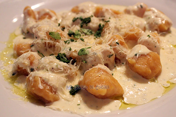 Ñoquis de zapallo camote con salsa de cilantro