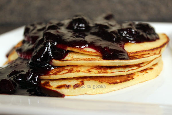 Panqueque de yogurt con salsa de arándanos