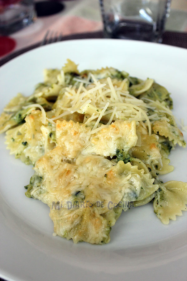 Pasta con espinacas y alcachofas