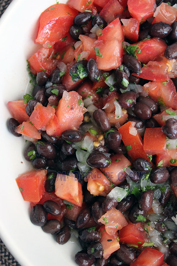 Ensalada de porotos negros (frijoles) y tomate