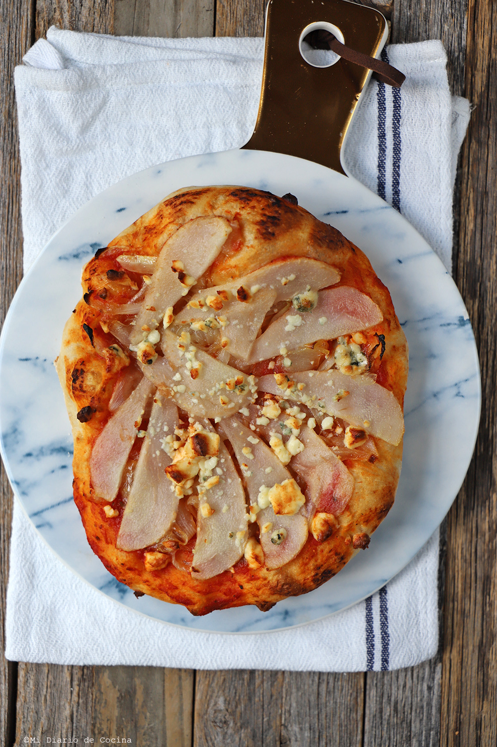 Pizza con cebolla caramelizada Pizza con cebolla caramelizada