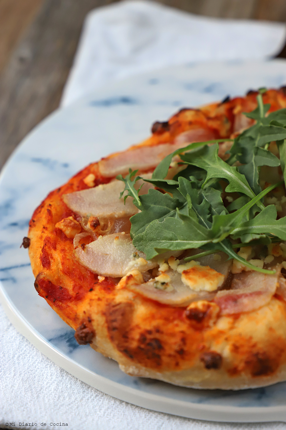 Pizza con cebolla caramelizada Pizza con cebolla caramelizada