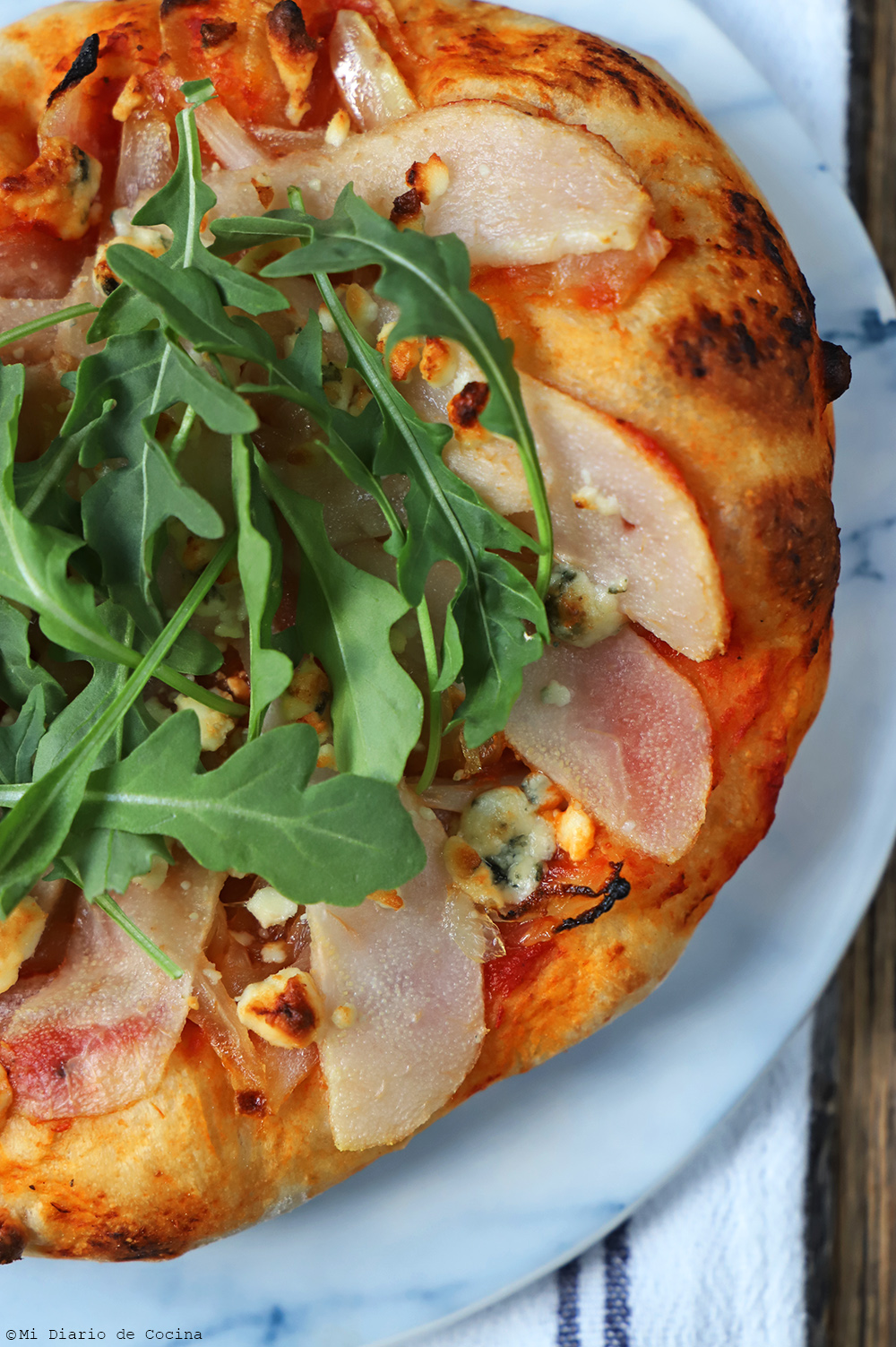 Pizza con cebolla caramelizada Pizza con cebolla caramelizada