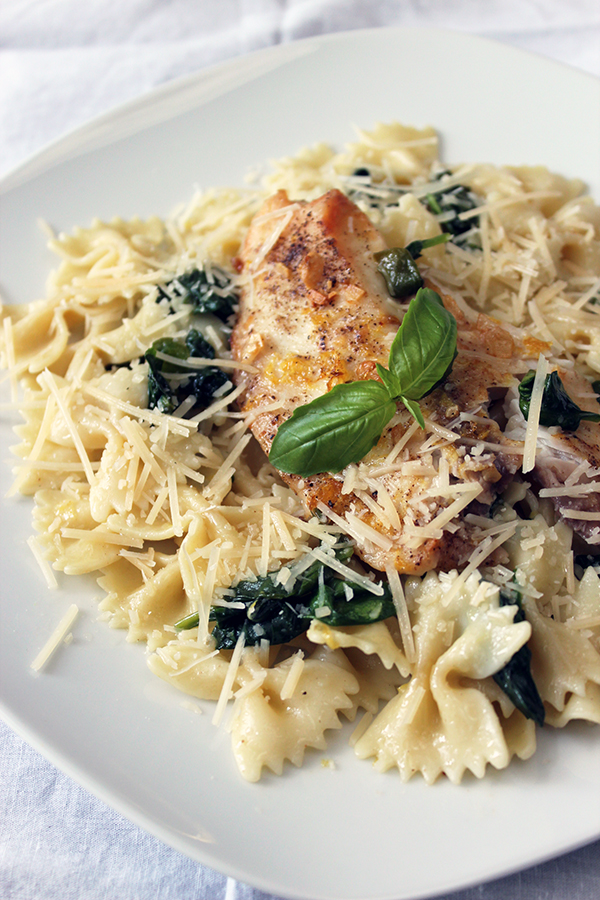 Pasta a la mantequilla con espinacas, albahaca, limón y tilapiaimón y tilapia