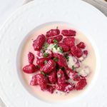 Ñoquis de betarragas con salsa de queso