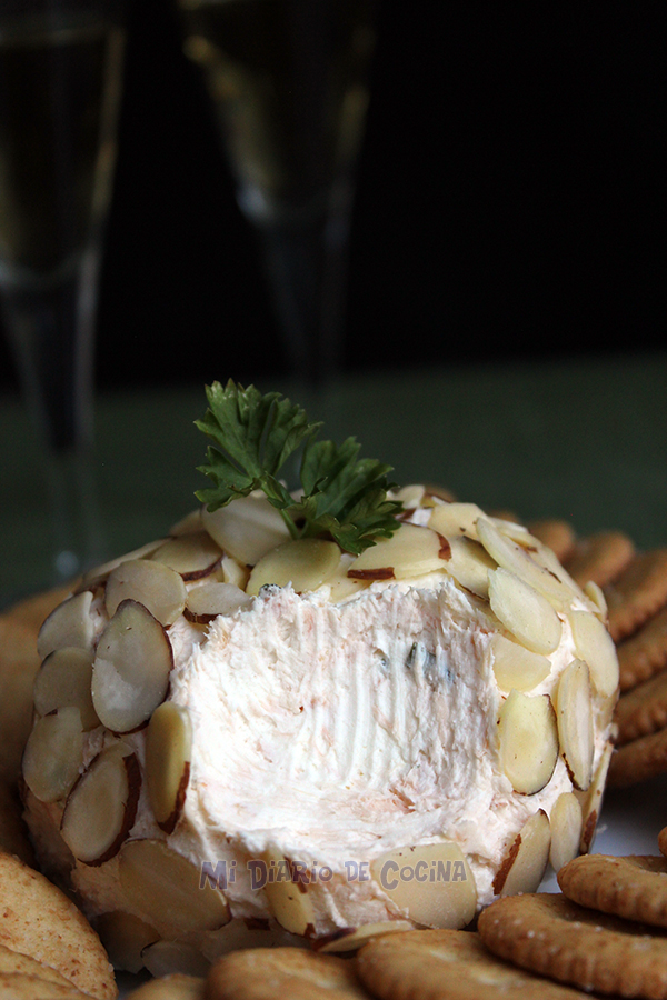 Bola de queso crema y salmón ahumado Bola de queso crema y salmón ahumado