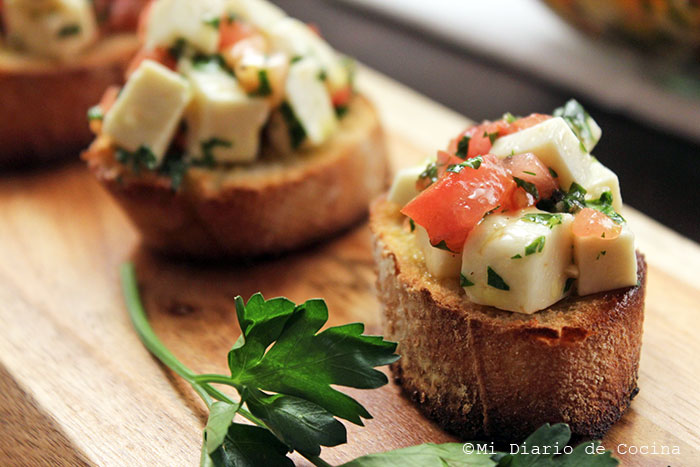 Crostinis con queso blanco