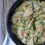 Pollo con salsa de alcachofas