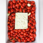 Pasta con queso feta y tomates al horno