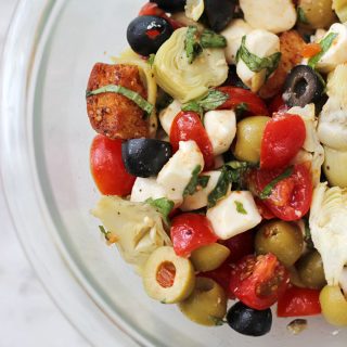 Ensalada de tomate, alcachofas y aceitunas